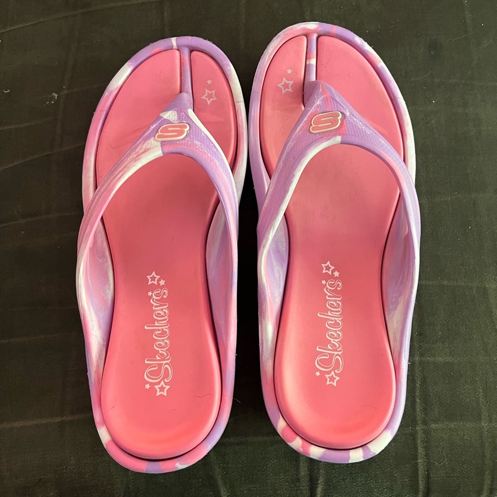 Sketchers flip flops size 5